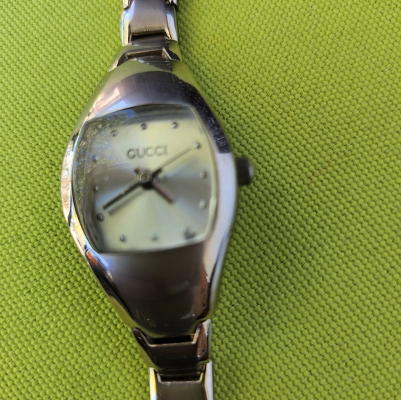 LADIES SILVERTONE WATCH BY GUCCI - Picture 1 of 5